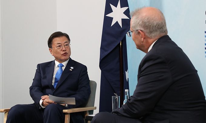 G7 정상회의 참석차 영국을 방문 중인 문재인 대통령이 12일(현지시간) 영국 콘월 트레게나 캐슬 호텔에서 스콧 모리슨 호주 총리와 양자회담을 하고 있다. 콘월=연합뉴스