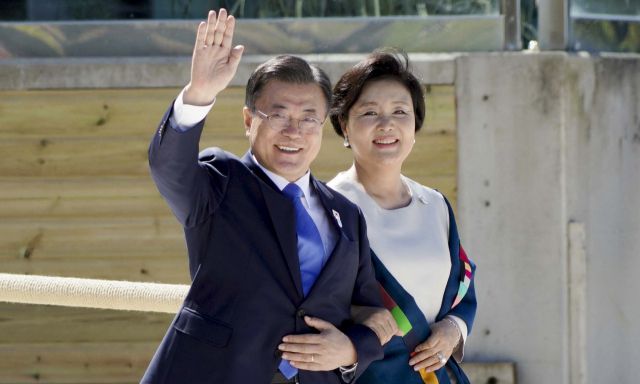 G7 정상회의 참석차 영국을 방문 중인 문재인 대통령이 부인 김정숙 여사와 함께 12일(현지시간) 영국 콘월 카비스베이 해변 가설무대에서 열린 초청국 공식 환영식에 참석하고 있다. 영국 콘월=연합뉴스