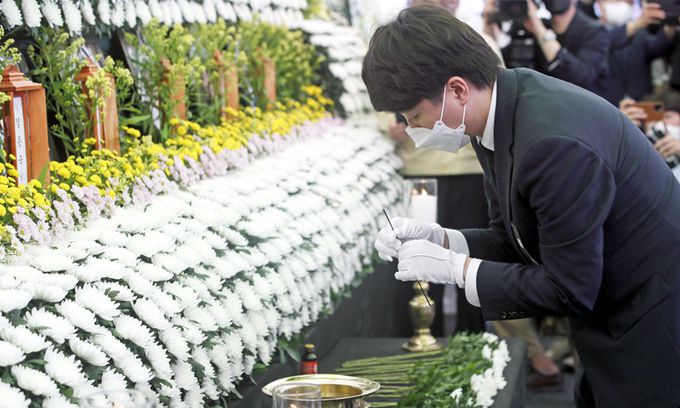이준석 국민의힘 대표가 14일 광주 동구청에 마련된 철거건물 붕괴참사 희생자 합동분향소를 찾아 분향하고 있다. 뉴스1