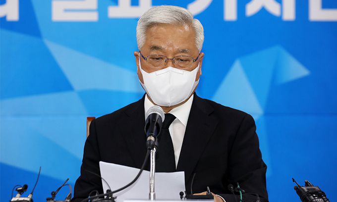 15일 광주 북구 국립5·18민주묘지에서 DNA 분석 결과 묘지번호 4-90번이 5·18민주화운동 당시 행방불명으로 신고된 신동남(1950.6.30 생) 씨임을 밝혀낸 5·18진상규명조사위 송선태 위원장이 조사결과를 발표하고 있다. 연합뉴스