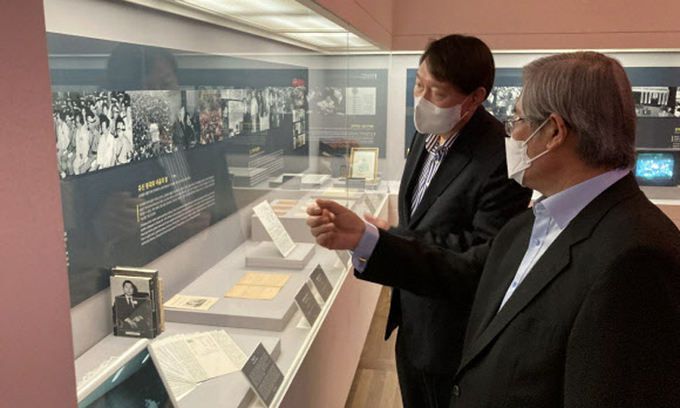 윤석열 전 검찰총장이 지난 11일 서울 마포구 동교동 연세대 김대중 도서관을 방문, 김성재 김대중 노벨평화상 기념관 이사장과 함께 전시물을 살펴보고 있다. 연합뉴스