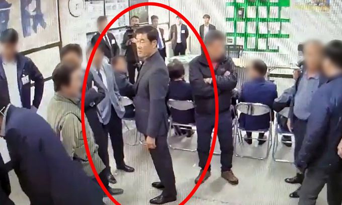 2018년 10월 학동4구역재개발사업조합 신임 집행부 선거장에 난입한 문흥식 전 5·18구속부상자회 회장의 모습. 연합뉴스