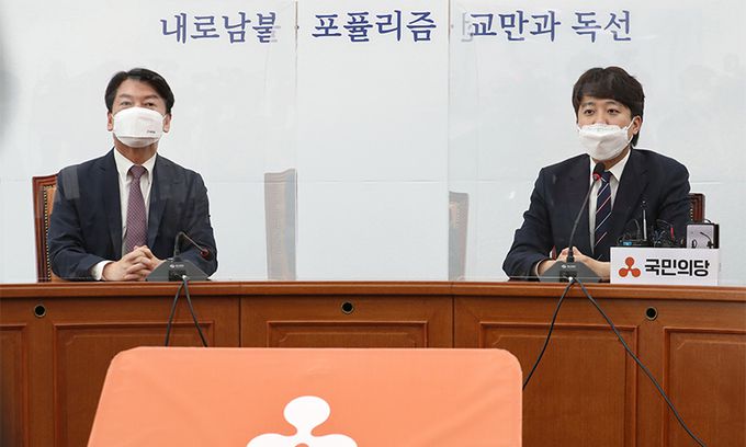 16일 서울 여의도 국회에서 국민의힘 이준석 당 대표(오른쪽)가 인사차 국민의당 안철수 당 대표를 방문, 발언하고 있다. 연합뉴스