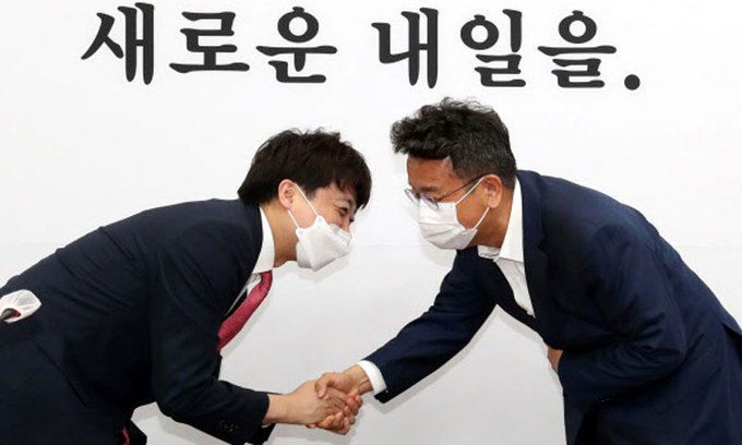 이준석 국민의힘 대표(왼쪽)가 16일 오후 서울 여의도 국회에서 예방 온 이철희 청와대 정무수석을 접견하고 있다. 뉴스1