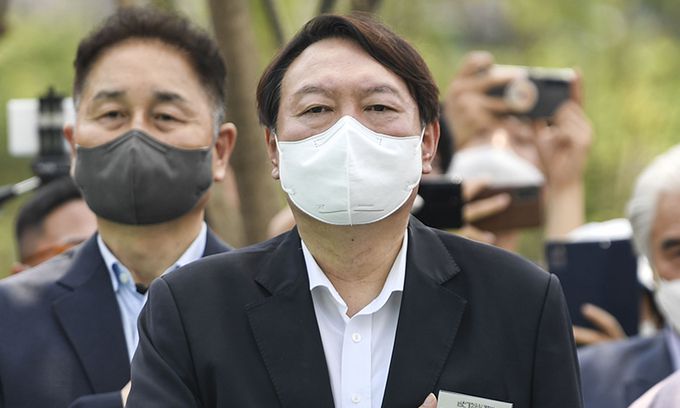 윤석열 전 검찰총장(가운데). 연합뉴스