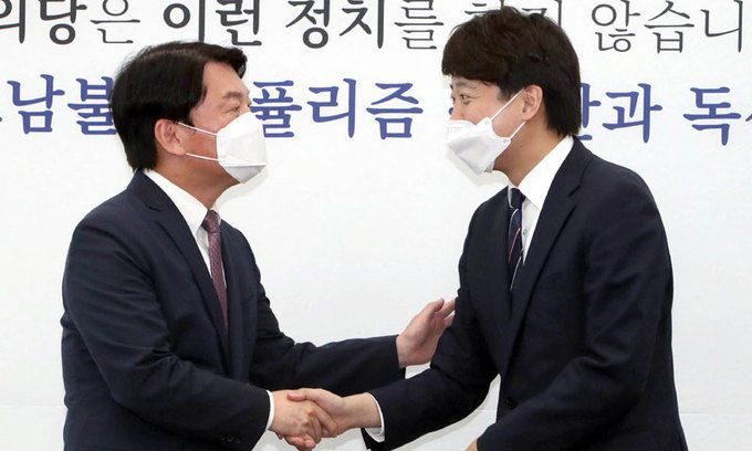 국민의힘 이준석 대표(오른쪽)가 16일 서울 국회에서 취임 후 인사차 국민의당 안철수 대표를 방문해 악수 하고 있다. 남정탁 기자