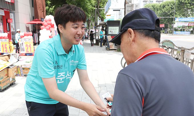 지난 2018년 6월 7일 서울 노원병 국회의원 재보궐 선거에 출마한 바른미래당 이준석 후보가 노원구 마들역 인근에서 시민들에게 지지를 호소하고 있다. 연합뉴스