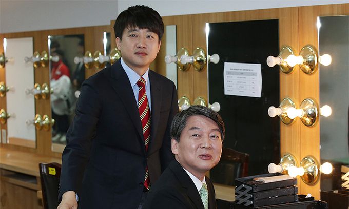 지난 2016년 4월 5일 국민의당 안철수 대표가 서울 노원구의 인덕대학교에서 열린 노원병 후보 TV 토론회에 참석해 행사시작 전 새누리당 이준석 후보와 마주치고 있다. 연합뉴스