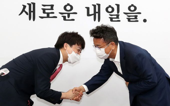 이준석 국민의힘 대표(왼쪽)가 16일 오후 서울 여의도 국회에서 예방 온 이철희 청와대 정무수석을 접견하고 있다. 뉴스1