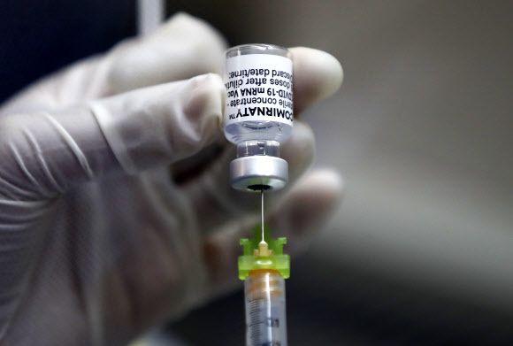 의료진이 화이자 백신을 소분하고 있다. 뉴시스