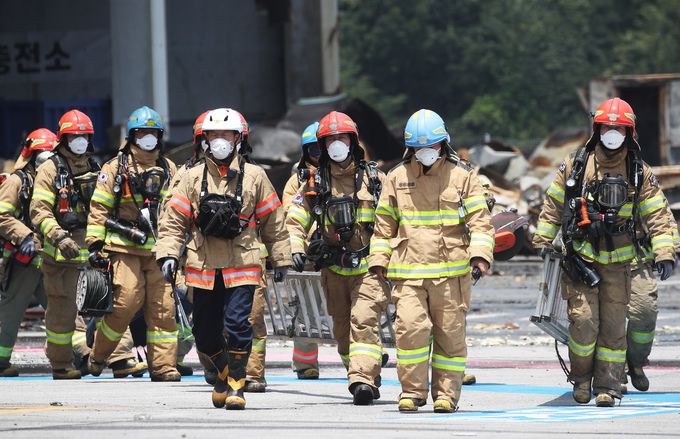 19일 오후 경기도 이천시 마장면 쿠팡 덕평물류센터 화재 현장에서 지난 17일 건물 내부에 진입했다가 미처 빠져나오지 못한 경기 광주소방서 119구조대 김동식 구조대장을 찾기 위해 내부에 진입했던 구조대원들이 밖으로 나오고 있다. 연합뉴스