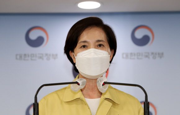 유은혜 사회부총리 겸 교육부 장관이 20일 정부서울청사에서 열린 코로나19 중대본 결과 브리핑에서 2학기 전면 등교를 준비계획을 발표하고 있다. 연합뉴스
