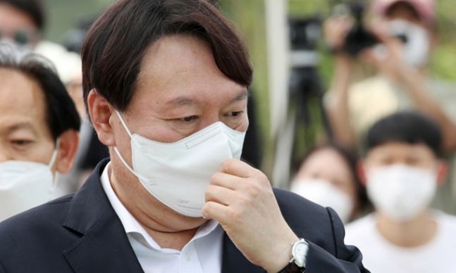 윤석열 전 검찰총장이 지난 9일 오후 서울 남산예장공원 개장식에서 마스크를 고쳐쓰고 있다. 연합뉴스