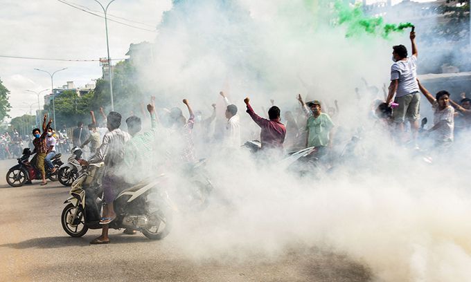 미얀마 군부에 반대하는 스쿠터를 탄 시위대가 모니와 거리에서 시위하고 있다. 모니와=AFP연합뉴스