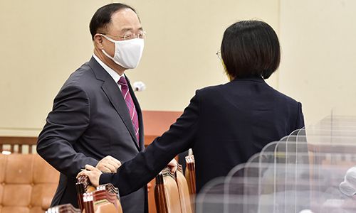 홍남기 경제부총리 겸 기획재정부 장관이 23일 국회에서 열린 기획재정위원회 전체회의에 출석하고 있다. 연합뉴스