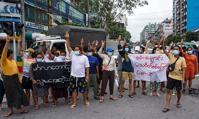 시위대·시민군 가두행진 22일(현지시간) 미얀마 양곤에서 군부에 반대하는 시위대가 만달레이 시민방위군(PDF)과 함께 저항의 의미로 ‘세 손가락 경례’를 하며 거리를 행진하고 있다. 양곤=AFP연합뉴스