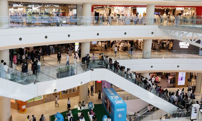 서울 영등포구의 한 대형 쇼핑몰에 방문객들이 붐비고 있는 모습. 뉴시스