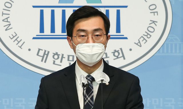 더불어민주당 장경태 의원이 7일 서울 여의도 국회 소통과에서 청년창업 지원 등이 포함된 청년창업사다리법 관련 기자회견을 하고 있다. 뉴시스