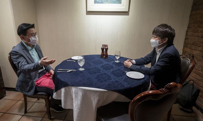 국민의힘 이준석 대표(오른쪽)가 지난 25일 서울 중구의 한 식당에서 황교안 전 대표와 만찬회동을 가지고 있다. 연합뉴스