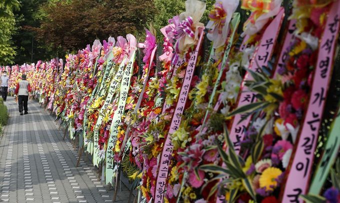 윤석열 전 검찰총장의 대통령 선거 출마 선언일인 29일 오전 서울 서초구 매헌 윤봉길 의사 기념관 앞에 윤 전 총장을 응원하는 화환이 늘어서 있다. 뉴시스