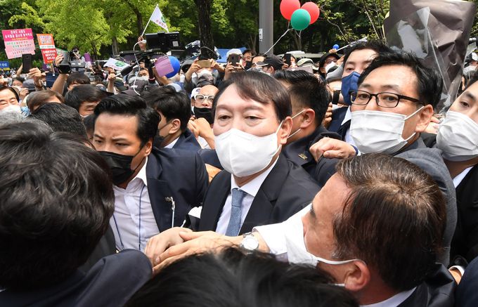 윤석열 전 검찰총장 29일 서울 서초구 매헌 윤봉길 의사 기념관에서 대선 출마 선언 기자회견을 마치고 나와 지지자들에게 둘러싸여 차량으로 이동하고 있다. 뉴시스
