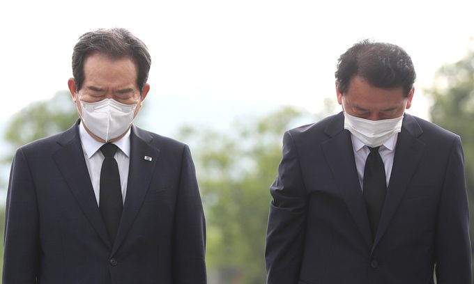 더불어민주당 대권주자인 정세균 전 국무총리와 이 광재 의원(오른쪽)이 단일화 선언 이튿날인 29일 경남 김해시 진영읍 봉하마을 노무현 전 대통령 묘역을 참배하고 있다. 연합뉴스