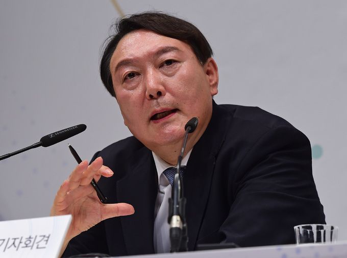 소신 밝히는 윤석열 전 검찰총장 윤석열 전 검찰총장이 29일 서울 서초구 매헌 윤봉길 의사 기념관에서 대선출마 선 언을 마친 뒤 기자들과 질의응답을 하고 있다. 국회사진기자단