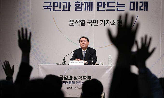 윤석열 전 검찰총장이 29일 서울 서초구 매헌 윤봉길 의사 기념관에서 열린 제20대 대통령 선거 출마 선언 기자회견에서 기자들의 질문을 받고 있다. 연합뉴스