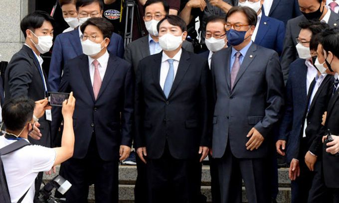 윤석열 전 검찰총장이 29일 오후 서울 서초구 매헌 윤봉길 의사 기념관에서 대선 출마 기자회견에 앞서 국민의힘 권성동, 정진석 의원 및 내빈들과 함께 지지자들 앞에 서고 있다. 연합뉴스