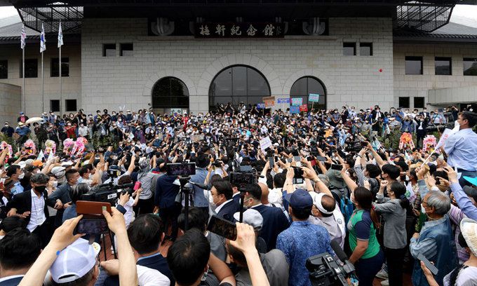 몰려든 지지자들 윤석열 전 검찰총장이 29일 서울 서초구 매헌 윤봉길 의사 기념관에서 대선 출마 기자회견을 마친 뒤 수많은 지지자들의 응원을 받고 있다. 남정탁 기자