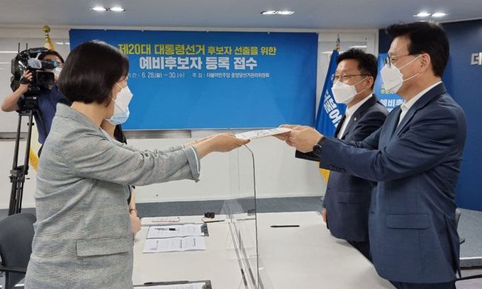 더불어민주당 이낙연 전 대표 경선캠프 총괄본부장을 맡은 박광온 의원과 종합상황본부장인 최인호 의원이 29일 이 전 대표를 대신해 서울 여의도 더불어민주당 중앙당사에서 제20대 대통령 선거 예비후보자 등록을 하고 있다. 이낙연 전 대표 측 제공