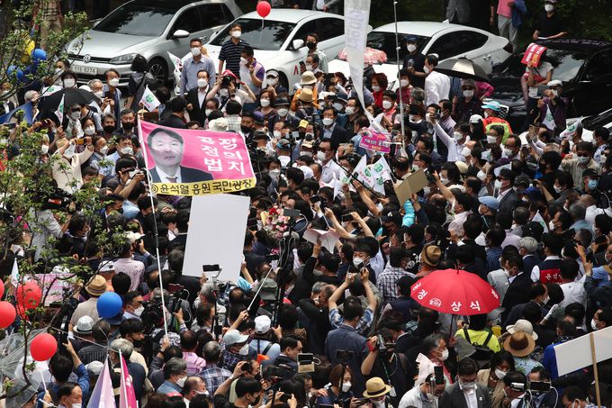 윤석열 전 검찰총장이 29일 서울 서초구 매헌 윤봉길 의사 기념관에서 대선 출마 기자회견을 마친 뒤 지자자들의 환호를 받으며 이동하고 있다. 연합뉴스