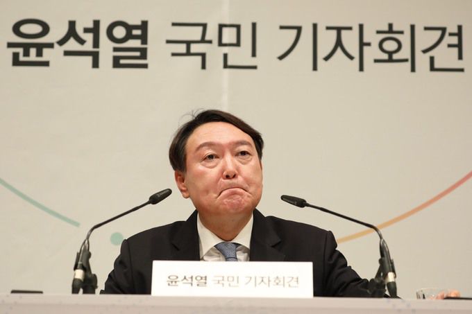 윤석열 전 검찰총장이 29일 오후 서울 서초구 매헌 윤봉길 의사 기념관에서 대선출마 선언을 마친 뒤 취재진들의 질문을 듣고 있다. 국회사진기자단