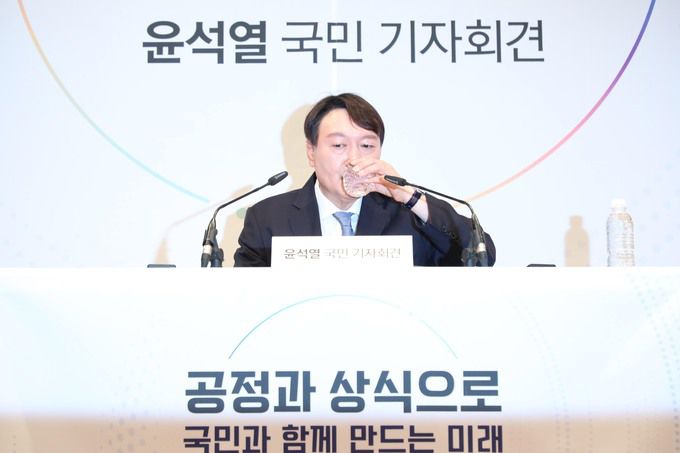 윤석열 전 검찰총장이 29일 오후 서울 서초구 매헌 윤봉길 의사 기념관에서 대선출마 선언을 마친 뒤 취재진들의 질의응답에 앞서 물을 마시고 있다. 뉴시스