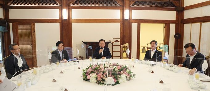 문재인 대통령이 30일 청와대 상춘재에서 열린 헌법기관장 초청 오찬간담회에서 참석자들과 환담하고 있다. 사진 왼쪽부터 유남석 헌법재판소장, 박병석 국회의장, 문 대통령, 김명수 대법원장, 김부겸 국무총리. 연합뉴스