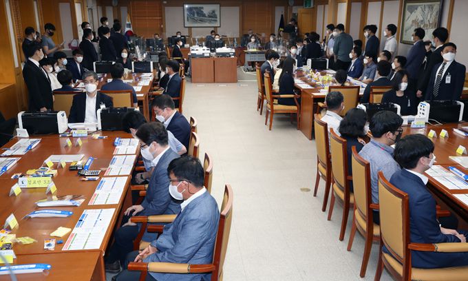 28일 인천시 미추홀구 인천지방법원에서 4·15 총선 인천 연수을 재검표가 이뤄지고 있다. 이번 재검표는 미래통합당(국민의힘 전신) 민경욱 전 의원이 부정선거라고 주장하며 제기한 선거 무효 소송에 따라 이뤄졌다. 사진공동취재단
