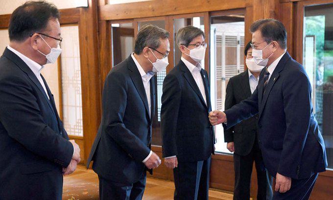 주먹인사 문재인 대통령이 30일 청와대 상춘재에서 헌법기관장 초청 오찬에 앞서 참석자들과 주먹인사를 나누고 있다. 왼쪽부터 김부겸 국무총리, 유남석 헌법재판소장, 김명수 대법원장, 박병석 국회의장, 문 대통령. 청와대사진기자단