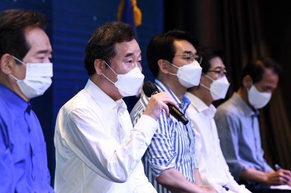 더불어민주당 대선 경선 후보들이 1일 서울 여의도 글래드호텔 그랜드볼룸에서 공명선거 실천 서약식 및 프레스데이를 가졌다. 이낙연 후보가 취재진의 질문에 답하고 있다. 연합뉴스