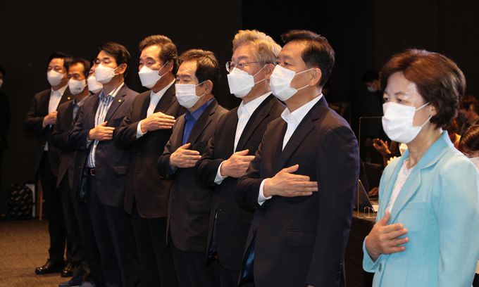 더불어민주당 대통령선거 후보자 선출을 위한 경선에 출마한 추미애 전 법무부 장관(오른쪽부터), 이광재 의원, 이재명 경기지사, 정세균 전 총리, 이낙연 전 대표, 박용진 의원, 양승조 충남지사, 최문순 강원지사, 김두관 의원이 1일 서울 여의도 글래드호텔에서 열린 공명선거·성평등 실천 서약식 및 국민면접 프레스데이에서 국민의례를 하고 있다. 연합뉴스