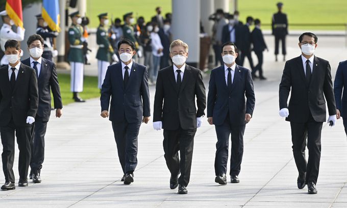 첫 일정으로 서울현충원 참배 대선 출마를 선언한 이재명 경기지사(가운데)가 1일 서울 동작구 국립현충원을 찾아 호국영령 무명용사 묘역을 참배하기 위해 이동하고 있다. 국회사진기자단