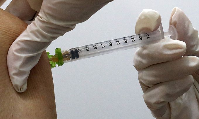 지난달 30일 서울 서초구 코로나19 백신 접종센터에서 접종 대상자가 2차 예방접종을 하고 있다. 뉴스1