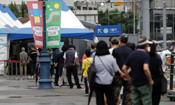 지난 28일 오전 서울 중구 서울역광장에 마련된 신종 코로나바이러스 감염증(코로나19) 선별검사소를 찾은 시민들이 검사를 위해 줄 서 있다. 뉴스1