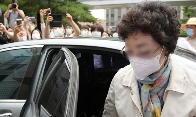 요양병원을 개설하고 요양급여를 편취한 혐의를 받는 윤석열 전 검찰총장의 장모 최모 씨가 2일 경기도 의정부시 가능동 의정부지방법원에서 열린 1심 선고공판에 출석하고 있다. 연합뉴스