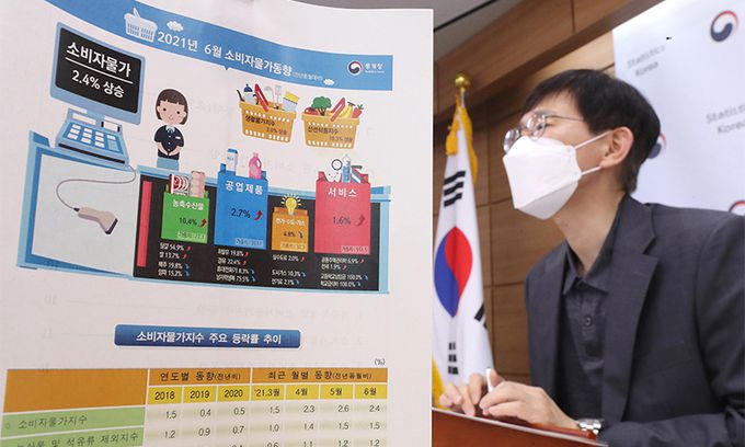 어운선 통계청 경제동향통계심의관이 2일 세종시 정부세종청사에서 2021년 6월 소비자물가동향을 발표하고 있다. 연합뉴스