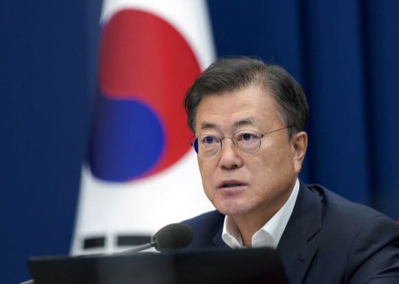 문재인 대통령이 5일 청와대 여민관에서 열린 수석·보좌관회의에서 발언하고 있다. 연합뉴스