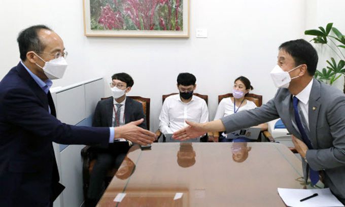 한병도 더불어민주당 원내수석부대표, 추경호 국민의힘 원내수석부대표가 5일 서울 여의도 국회에서 7월 임시국회 의사일정을 논의하기 위해 회동하고 있다. 뉴시스