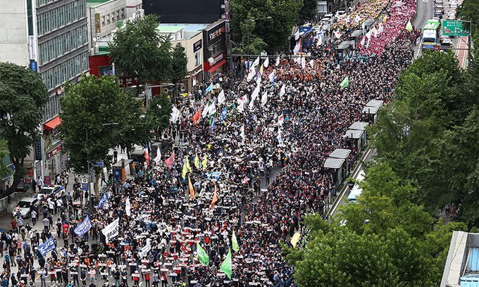 지난 3일 종로3가에서 민주노총 조합원들이 노동법 전면 개정 등을 요구하며 도로를 점거한 채 전국노동자대회를 열고 있다. 연합뉴스