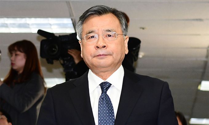 100억원대 사기 혐의로 재판 중인 가짜 수산업자 김모씨로부터 포르쉐 차량을 제공받았다는 의혹이 제기된 박영수 특별검사가 7일 사의를 표명했다. 사진은 박 특검이 2017년 3월 6일 국정농단 의혹에 대한 최종 수사결과 발표를 위해 특검 사무실로 입장하는 모습. 뉴스1