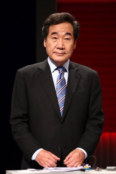 더불어민주당 대선 예비후보자인 이낙연 전 대표가 6일 서울 마포구 MBC 방송센터에서 합동 토론회를 준비하고 있다. 국회사진기자단