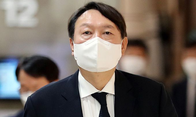 윤석열 전 검찰총장이 8일 서울 서대문구 연세대학교 세브란스병원 장례식장에 마련된 최재형 전 감사원장의 부친 최영섭 예비역 해군 대령 빈소 조문을 위해 빈소에 들어서고 있다. 뉴시스